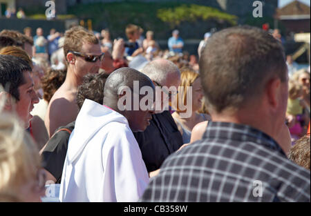 Le Dr John Sentamu, archevêque de York, à l'île de Man baptême Eglises sur la plage dans la région de Peel, à l'île de Man, 27 mai 2012 Banque D'Images