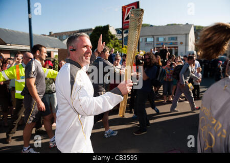 Au jour 10 du relais de la flamme olympique dans le Royaume-Uni, la Radio 1 DJ Chris Moyles porte la torche enflammée emblématique de Aberystwyth, à mesure qu'il continue son voyage à Bangor dans le Nord du Pays de Galles Aberystwyth, Pays de Galles, Royaume-Uni 28 Mai 2012 Banque D'Images