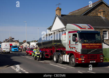 Lundi 28 mai 2012. Bow Street, Ceredigion. Le trafic est retenu par la police pour permettre le passage de la flamme olympique à voyager sur son chemin de Aberystwyth vers le nord du Pays de Galles, Royaume-Uni. Banque D'Images