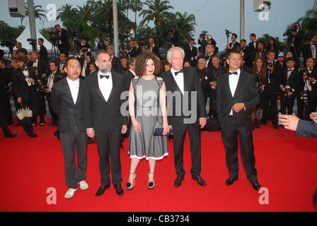 27 mai 2012 - Cannes, France - CANNES, FRANCE - 27 mai : les membres du jury Karim Ainouz, Yu Lik-wai, Jean-Pierre Dardenne, Arsinee Khanjian et Emmanuel Carrere assiste à la cérémonie de clôture et 'Thérèse Desqueyroux' premiere pendant la 65e Cannes Film Festivalon 27 mai 2012 à Cannes, France. (C Banque D'Images