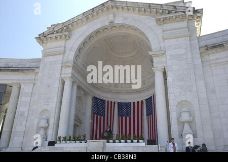 Le président américain Barack Obama prononce une allocution au cours de services le jour commémoratif au cimetière national d'Arlington, le 28 mai 2012 à Arlington, VA Banque D'Images