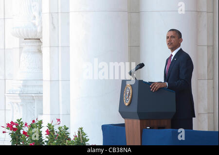 Le président américain Barack Obama prononce une allocution au cours de services le jour commémoratif au cimetière national d'Arlington, le 28 mai 2012 à Arlington, VA Banque D'Images