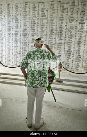 R. Sterling Cale a 90 ans, survivant de Pearl Harbor rend hommage à ses collègues marins dans la salle de méditation de l'USS Arizona Memorial en l'honneur du service 1 177 membres qui ont perdu la vie au cours de Memorial Day 27 mai 2012 à Honolulu, Hawaï. Banque D'Images