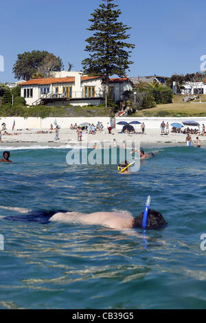 28 mai 2012 - San Diego, CA, USA - Le 28 mai 2012 - San Diego, Californie, Etats-Unis - un plongeur nage en face de l'océan chambre avant de candidat présidentiel républicain Mitt Romney dans le quartier de La Jolla San Diego. Romney a passé le week-end du Memorial Day à la maison. C'est la maison que Ro Banque D'Images