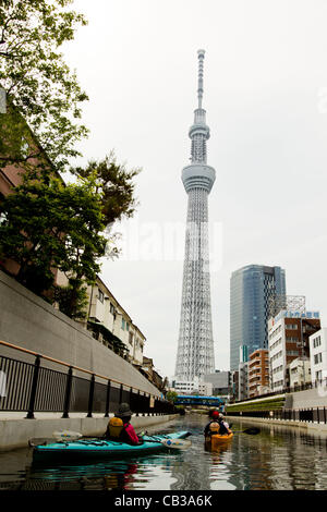 (Photo d'archives) Tokyo, Japon - Dans cette photo publié le 29 mai 2012, montre une vue sur Tokyo Skytree prises à partir d'un kayak dans la rivière le 26 mai 2012. A Tokyo Skytree officiellement ouvert au public le 22 mai 2012 et a attiré un grand nombre de visiteurs au Japon et dans le monde. (Ph Banque D'Images