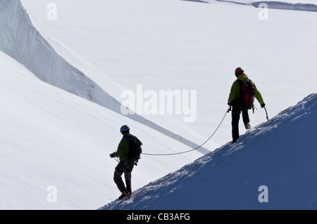 Deux alpinistes descendent de l'Aiguille du Midi dans le col du plan dans la Mt Blanc Banque D'Images