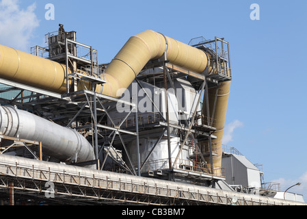 Zone Industrielle, canalisations en acier contre le ciel bleu Banque D'Images