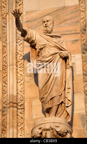 Milan - statue de l'apôtre à partir de la façade ouest de la Cathédrale de Duomo Banque D'Images