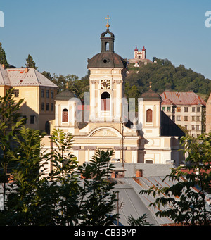 Banska Stiavnica - Eglise paroissiale et le calvaire Banque D'Images