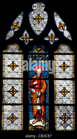 Paris - vitrage de Saint Germain-l'Auxerrois, église gothique - saint Pierre Apôtre Banque D'Images