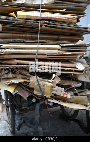 Les travailleurs migrants rendent la vie paysanne par la collecte et la vente de matériel par ex. carton, qui peuvent être recyclés, Shanghai, Chine, Asie Banque D'Images