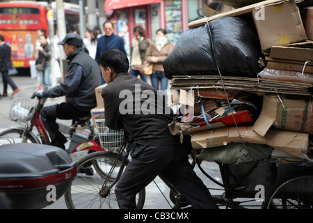 Paysans migrants travailleur fait vivre par la collecte et la vente de matériel par exemple qu'en carton peuvent être recyclés, Shanghai, Chine, Asie Banque D'Images