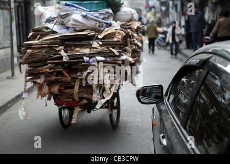 Paysans migrants travailleur fait vivre par la collecte et la vente de matériel, par exemple, qui peuvent être recyclés en carton, Shanghai, Chine, Asie Banque D'Images