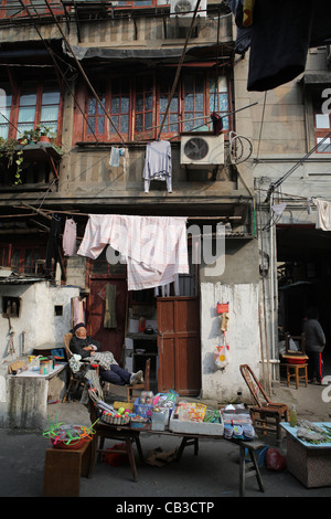 Scène de rue traditionnels chinois dans les Quartiers Français, Shanghai, Chine, Asie Banque D'Images