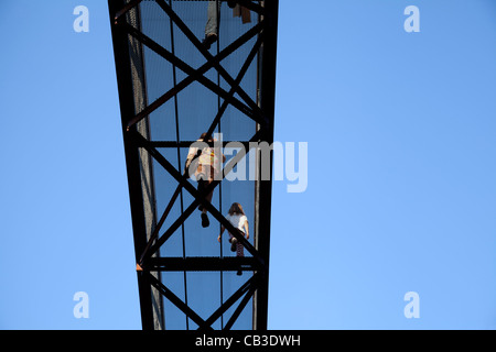 Les gens de marcher à travers la passerelle Xstrata à Kew Gardens à Londres Banque D'Images