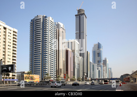 Tour de blocs du quartier financier de Dubaï sur Sheikh Zayaed Road Banque D'Images