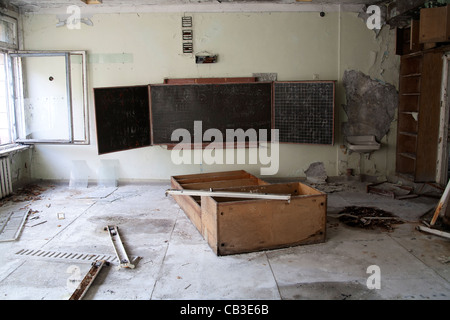 Tableau noir dans une salle de classe abandonnée Pripyat Middle School Rue Sportivnaya, Pripyat zone d'exclusion de Tchernobyl l'Ukraine Banque D'Images