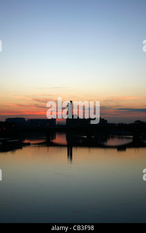 Jusqu'au coucher du soleil sur la Tamise à Battersea Bridge et Lots Road, Chelsea, London, UK Banque D'Images