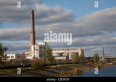 La Pripyat ou Prypiat Rivière avec la centrale nucléaire de Tchernobyl en Ukraine Tchernobyl l'arrière-plan Banque D'Images