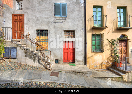 Multicolore en bois portes dans l'ancienne maison de la ville de Saluzzo, Italie du nord. Banque D'Images