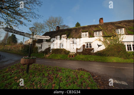 Le renfort de faisans Inn dans le hameau de Plush au nord de Dorchester, dans le Dorset avec un vieux panneau routier à la jonction de route Banque D'Images