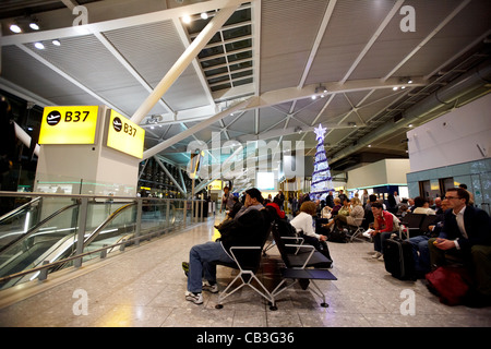 Les passagers qui attendent à la porte de l'aérogare 5 Heathrow Banque D'Images