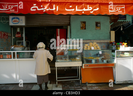 Tunis Tunisie Rue De La Kasbah Patisserie Stall Coca Cola Banque D'Images