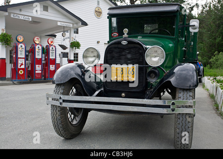 Vieux camion Ford. Gustave-adolphe station d'essence. De l'Alaska. USA Banque D'Images