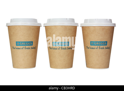 Greggs les boulangers rangée de trois tasses de papier ou des mugs ou bols avec couvercles en plastique, England UK isolé sur fond blanc Banque D'Images