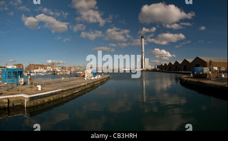 Shoreham Harbour et Power Station vue de la serrure crossing, West Sussex, UK Banque D'Images