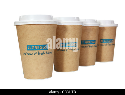Greggs les boulangers rangée de quatre tasses de papier à emporter ou mugs ou bols avec couvercles en plastique, England UK isolé sur fond blanc Banque D'Images