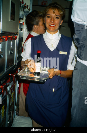 Émirats arabes unis Dubaï Emirates Airline vives servant des boissons d''un four micro-ondes Banque D'Images