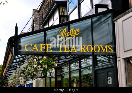 Extérieur de Betty's Tea Rooms ,Ilkley Yorkshire Angleterre UK Banque D'Images