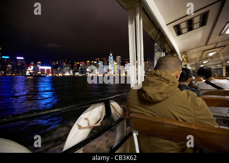 Les passagers sur le Star ferry traversant le port de Victoria sur l'île de hong kong la nuit de Hong Kong Chine Banque D'Images