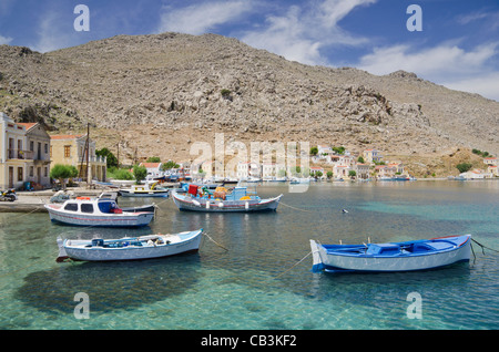 Bateaux dans la baie de Pedi, Symi, Grèce Banque D'Images