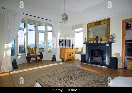 Intérieur d'une maison dans le parc de l'Église, près de Mumbles Swansea en Galles du sud avec vue sur la mer. Banque D'Images