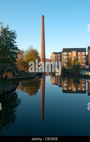 Bassin de Portland. La sortie de la forêt de pointe et Ashton des canaux. En vertu de l'Ashton Lyne, Tameside, Manchester, Angleterre, RU Banque D'Images