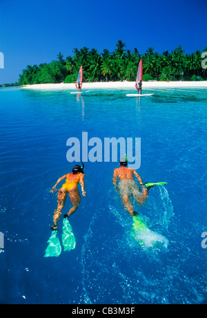 Plongée avec deux marins du vent au large de l'île de Fihalhohi dans South Male Atoll dans les îles Maldives Banque D'Images