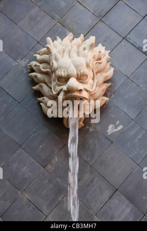 La Chine, Kunming, recrachant l'eau gargouille Banque D'Images