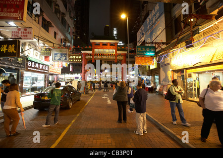 Les touristes à l'entrée de Temple Street Night Market Tsim Sha Tsui, Kowloon Hong Kong région administrative spéciale de Chine Banque D'Images