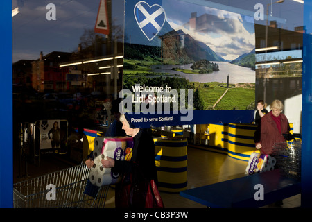 L'intérieur de la direction de Shoppers Glasgow supermarché Lidl avec les couleurs et caisse & Bienvenue à l'Écosse de l'affiche. Banque D'Images