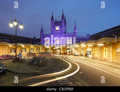 La gare Temple Meads au crépuscule. Bristol. L'Angleterre. UK. Banque D'Images