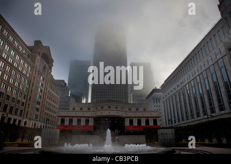 Un épais brouillard dans l'Est de Londres. Atmosphère étrange comme un épais brouillard descend à Canary Wharf à Docklands. Le 2ème quartier financier de Londres. Banque D'Images