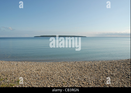 Griffith Island vu de Big Bay plage de galets de la baie Georgienne en Ontario, Canada Banque D'Images