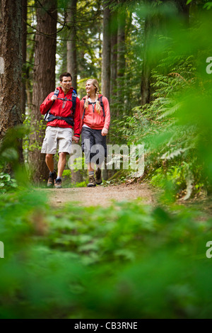 Portland, Oregon, USA, en train de marcher sur le sentier à travers la forêt Banque D'Images