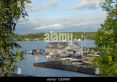 Dans le port de Port Sandfield cottage country de Muskoka en Ontario, Canada Banque D'Images