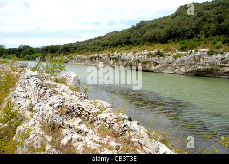 Canoë sur le Gardon vers Pont du Gard près de Collias, Languedoc-Roussillon, France Banque D'Images