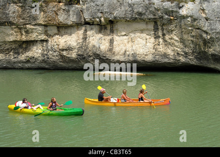 Canoë sur le Gardon vers Pont du Gard près de Collias, Languedoc-Roussillon, France Banque D'Images