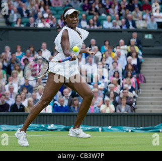 22.06.2011. Kimiko Date-Krumm JPN v Venus Williams USA (23). Vénus en action. Les Championnats de tennis de Wimbledon. Banque D'Images