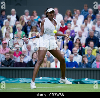 22.06.2011. Kimiko Date-Krumm JPN v Venus Williams USA (23). Vénus en action. Les Championnats de tennis de Wimbledon. Banque D'Images